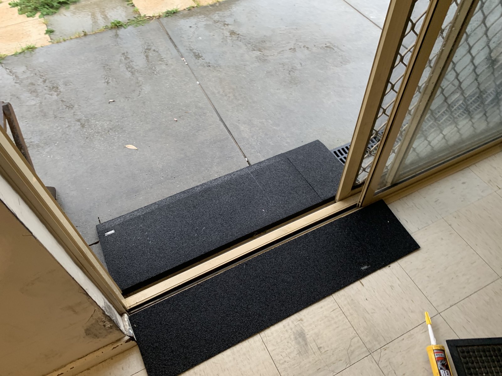 Low-profile modular ramp fitted across a doorway threshold